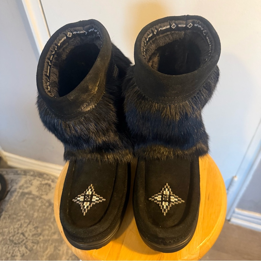LIKE NEW Manitobah Mukluks, waterproof